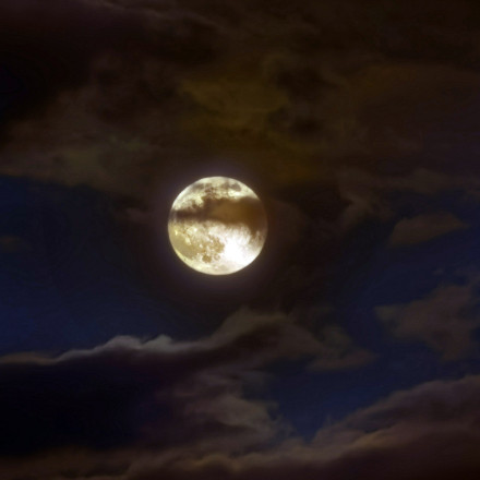 Το «φεγγάρι του κάστορα» ξεπρόβαλε μέσα από την καταχνιά του «Alexandros» - Εντυπωσιακές εικόνες