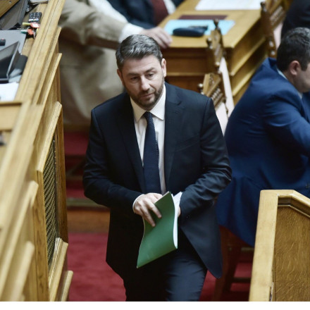 «Μετακομίζει» ο Ανδρουλάκης μετά την κοινοβουλευτική αναβάθμιση - Τα μαζεύουν υπάλληλοι του ΣΥΡΙΖΑ
