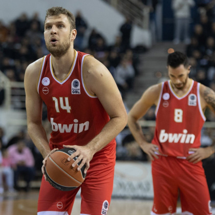 Νοκ άουτ ο Σάσα Βεζένκοφ - Τα παιχνίδια που χάνει ο σούπερ σταρ του Ολυμπιακού