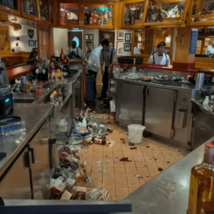 «Ήταν σαν τον Τιτανικό»: Εφιάλτης στη θάλασσα με καταιγίδα να χτυπά κρουαζιερόπλοιο