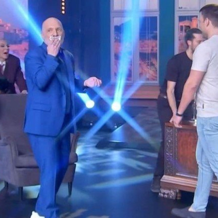 Άφωνος ο Νίκος Μουτσινάς - Η on air αιφνιδιαστική επίσκεψη του Στέφανου Κασσελάκη στο πλατό της εκπομπής