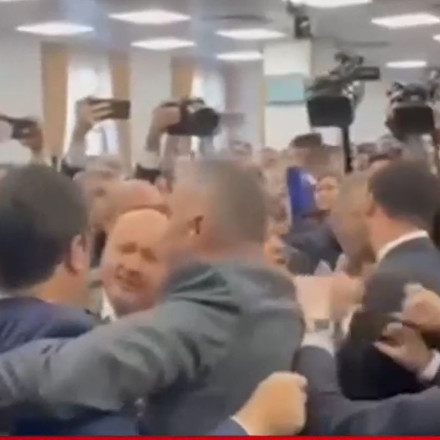 Ρινγκ η τουρκική Βουλή: Άγριο ξύλο μεταξύ του υπουργού Εξωτερικών και βουλευτών της αντιπολίτευσης