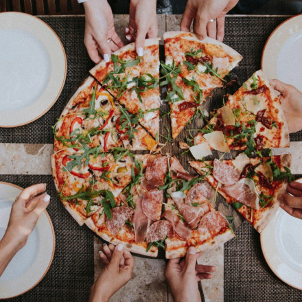 Κάνει κρύο και λαχταράς μόνο παχυντικά φαγητά; Η εξήγηση πίσω από τις «επίμονες» λιγούρες