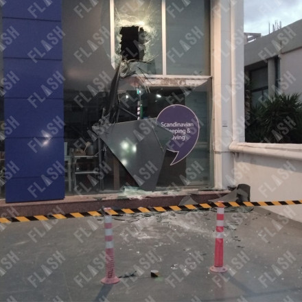 Μεταμόρφωση: Μπούκαραν με ΙΧ σε κατάστημα κι άρπαξαν χρηματοκιβώτιο - Πώς ξέφυγαν από σεκιουριτάδες