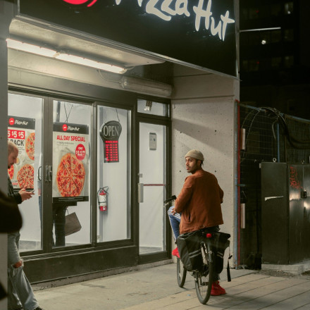 Pizza Hut: Επιστρέφει στην Ελλάδα με πρώτο κατάστημα έκπληξη στο Παγκράτι