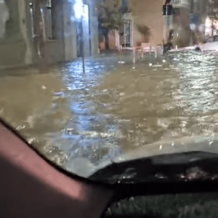 «Άνοιξαν» οι ουρανοί στην Κεφαλονιά - Ποτάμια οι δρόμοι στο Αργοστόλι