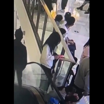 Απίστευτος θάνατος νεαρής στην Κίνα: Κάθισε σε κουπαστή κυλιόμενης σκάλας κι έπεσε στο κενό