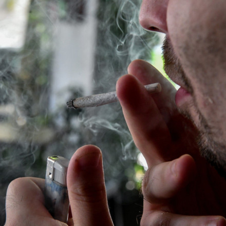 Ποια ευρωπαϊκή χώρα απαγορεύει το κάπνισμα σε παραλίες, στάδια και καφέ