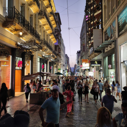 Γιατί η Ερμού παραμένει από τους ακριβότερους εμπορικούς δρόμους παγκοσμίως