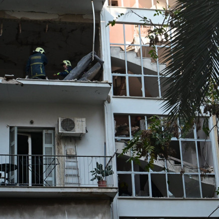 Μητσοτάκης στους ενοίκους της πολυκατοικίας των Αμπελοκήπων: Το Δημόσιο αναλαμβάνει την αποκατάσταση