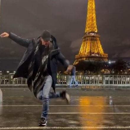 Ο Νίκος Αλιάγας χόρεψε τσάμικο σε γέφυρα στο Παρίσι με τον Πύργο του Άιφελ για φόντο