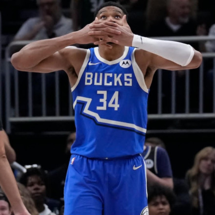 Αντετοκούνμπο για τους 83 πόντους του Αντεμπάγιο: «Ελπίζω με εμάς να βάλει... 82» (vid)