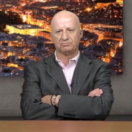 Άφθονο γέλιο στο «Μήτσι-Var»: Ο Θανάσης Κατερινόπουλος ξεσκεπάζει το δολοφόνο πριν τον Κουσουλό