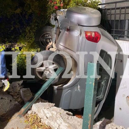 Απίστευτο τροχαίο στην Καβάλα: ΙΧ σφηνώθηκε μεταξύ πεζοδρομίου και πολυκατοικίας - Δείτε video