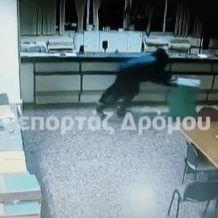 Βίντεο ντοκουμέντο: Σπείρα διαρρηκτών αρπάζει χρηματοκιβώτιο από τελωνείο της Βέροιας