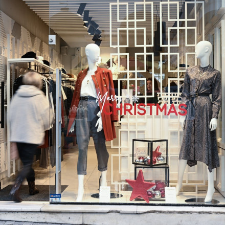 Το εορταστικό ωράριο στα καταστήματα - Οι Κυριακές με ανοιχτά μαγαζιά