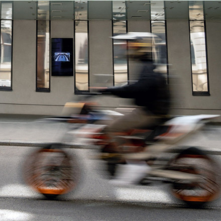 Απίστευτο σκηνικό: Με τον σκύλο του στο ντεπόζιτο της μηχανής έκανε σούζες και προσπεράσεις!