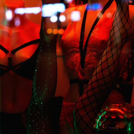 Σάλος στον Ασπρόπυργο: Γνωστό κομμωτήριο παρείχε ροζ υπηρεσίες - Έφοδος της αστυνομίας