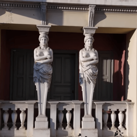 Το Σπίτι με τις Καρυάτιδες: Μύθοι και ιστορίες ενός αρχιτεκτονικού αριστουργήματος της Αθήνας