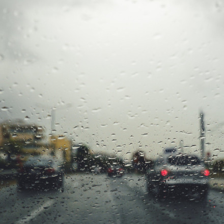 Σε κλοιό κακοκαιρίας η χώρα: «Άνοιξαν» οι ουρανοί στην Αττική - Έρχεται πολικό ψύχος με χιόνια