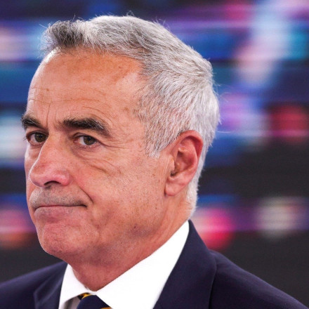 Ρουμανία: Ποιος είναι ο ακραίος υπερεθνικιστής που διεκδικεί την προεδρία - Βουτά σε παγωμένες λίμνες