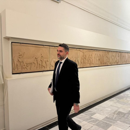 Πηγές ΣΥΡΙΖΑ για Σαρακιώτη: «Υπηρετεί μεθοδευμένο σχέδιο παραθεσμικών κέντρων - Καλό του δρόμο»