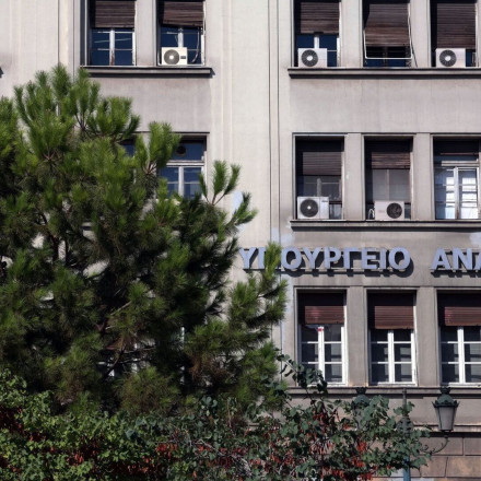 Νέες «καμπάνες» από το Υπουργείο Ανάπτυξης: Πρόστιμα σε 4 εταιρείες για «παραπλανητικές εκπτώσεις»