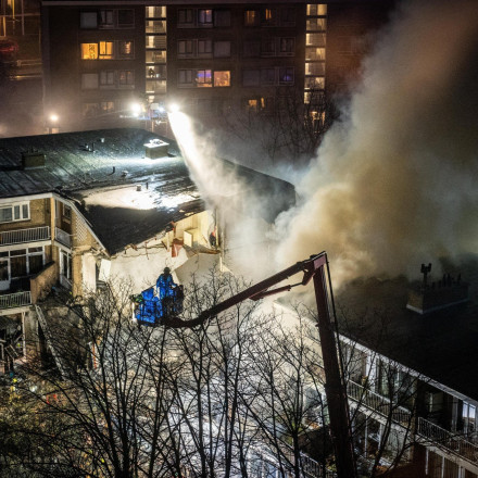 Ισχυρή έκρηξη σε πολυκατοικία στη Χάγη: Αναζητούν ανθρώπους κάτω από τα συντρίμμια