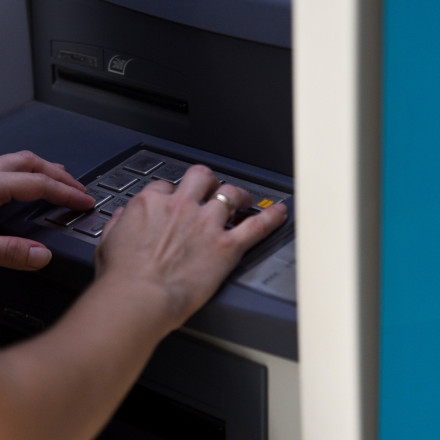 Έρχονται αλλαγές στον κατώτατο μισθό - Κεραμέως: «Θα προστατεύονται και οι δημόσιοι υπάλληλοι»