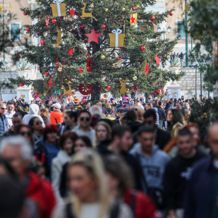 Δώρο Χριστουγέννων: Γιατί φέτος θα καταβληθεί νωρίτερα στους δικαιούχους - Οι ημερομηνίες πληρωμής
