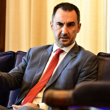 O Χαρίτσης ταράζει τα λιμνάζοντα νερά της κεντροαριστεράς: «Γέφυρες» σε ΣΥΡΙΖΑ, πίεση στο ΠΑΣΟΚ