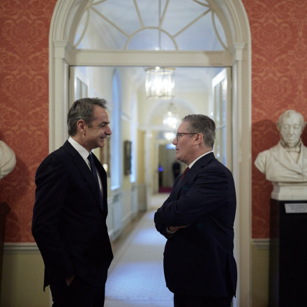 Χωρίς δηλώσεις η συνάντηση Μητσοτάκη - Στάρμερ: «Θα επιστρέψεις τα Γλυπτά στους ιδιοκτήτες τους;»