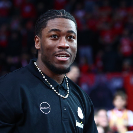 Παρών στο τελετουργικό του Ολυμπιακού ο Ράιτ πριν το ματς με την Παρί - Αποθέωση στο ΣΕΦ [vid]