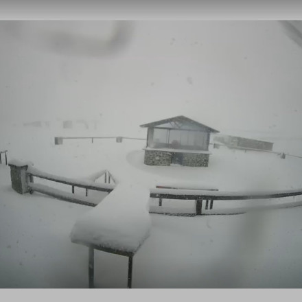 Δείτε live εντυπωσιακές εικόνες από τα χιονοδρομικά κέντρα που ντύθηκαν στα λευκά