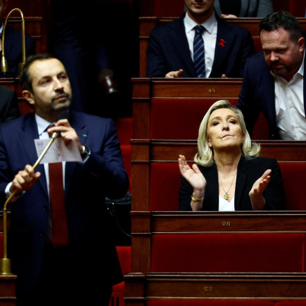 Σε «τεντωμένο σχοινί» η Γαλλία: Λίγο πριν την ακυβερνησία, ετοιμάζεται να υποδεχτεί τον Ντόναλντ Τραμπ