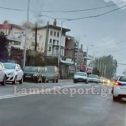 Παρ’ ολίγον τραγωδία στη Λαμία: Μηχανάκι παρέσυρε κοπέλα και έγινε… καπνός