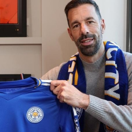 Ο Βαν Νίστελροϊ και επίσημα στον πάγκο της Λέστερ