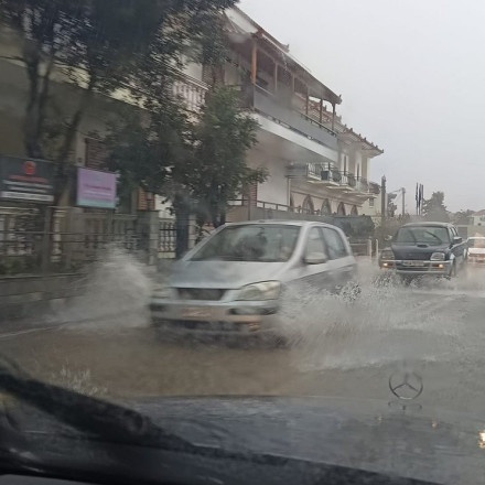 Λήμνος: Πλημμύρισαν δρόμοι, εκτός ελέγχου η κατάσταση - Εγκλωβισμένοι λόγω της κακοκαιρίας Bora