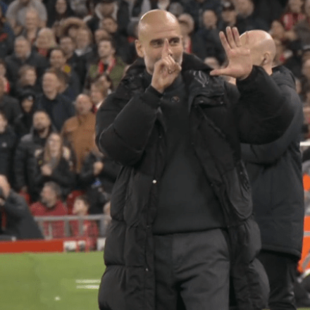 Με έξι δάχτυλα απάντησε ο Γκουαρντιόλα στους οπαδούς της Λίβερπουλ μετά την ήττα στο «Άνφιλντ» [vid]