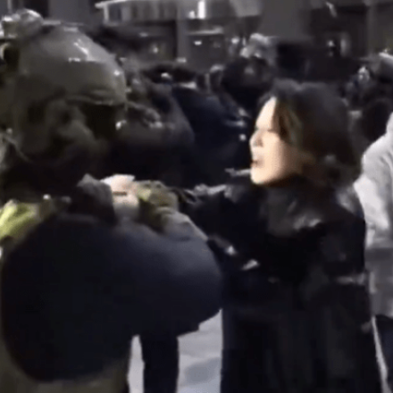 Νότια Κορέα: Όταν μία 35χρονη άρπαξε το όπλο στρατιώτη στο δρόμο - Δείτε το συγκλονιστικό βίντεο