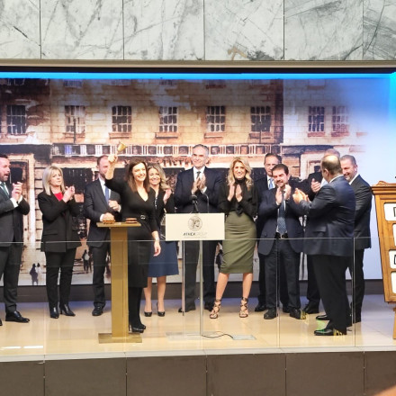 Ιστορική μέρα για την Attica Bank: Η Ελένη Βρεττού χτύπησε το «καμπανάκι» της συνεδρίασης του Χρηματιστηρίου