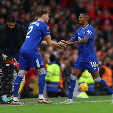 Έβερτον: Ο Άσλεϊ Γιανγκ αντιμέτωπος με τον γιο του