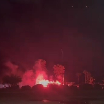 Βεγγαλικά και πυροτεχνήματα δίπλα σε φοίνικες στη Γλυφάδα - Έντονες αντιδράσεις