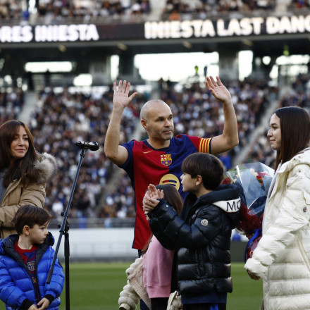 Για αυτό τη λένε «βασίλισσα»: Η Ρεάλ χάρισε μια φανέλα της στον Αντρές Ινιέστα με το όνομά του πάνω