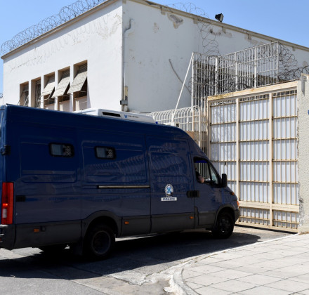 Χειροπέδες σε 44χρονο δραπέτη των φυλακών Κορυδαλλού - Συνελήφθη στο Ζεφύρι Χειροπέδες σε 44χρονο δραπέτη των φυλακών Κορυδαλλού - Συνελήφθη στο Ζεφύρι