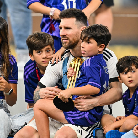 Μέσι: Σκόραρε ο γιος του με απευθείας φάουλ υπό το βλέμμα του [vid]