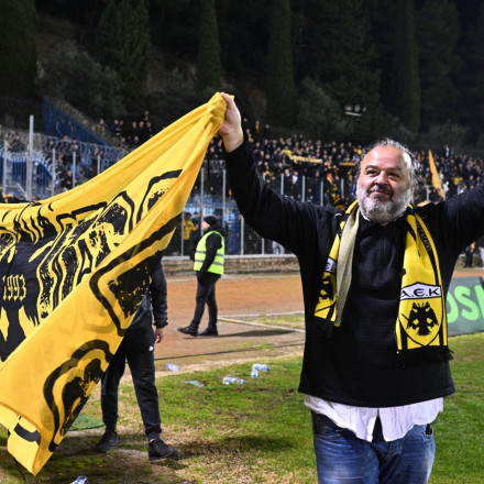 AEK: Μπήκε μέσα ο Ηλιόπουλος και πανηγύρισε τη νίκη με Αλμέιδα, παίκτες και κόσμο [vid]