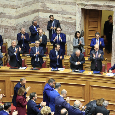 Βουλή: Ο Μητσοτάκης ανακοίνωσε μηδενισμό των χρεώσεων σε βασικές τραπεζικές συναλλαγές