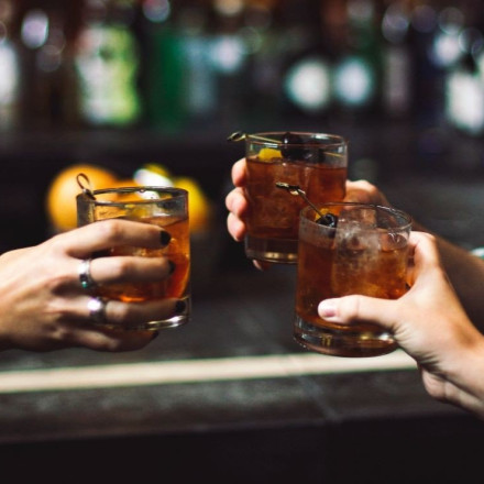 Τουρισμός με τιμές... Νορβηγίας: Γιατί οι Έλληνες πίνουν στο σπίτι και αδειάζει η εστίαση