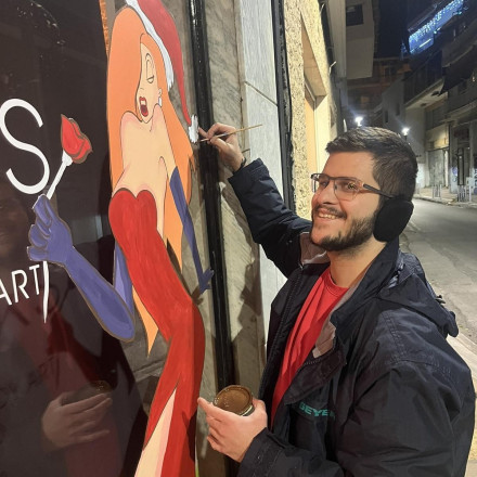 Φοιτητής κτηνιατρικής ζωγραφίζει χριστουγεννιάτικες βιτρίνες και «παντρεύει» δύο μεγάλες του αγάπες